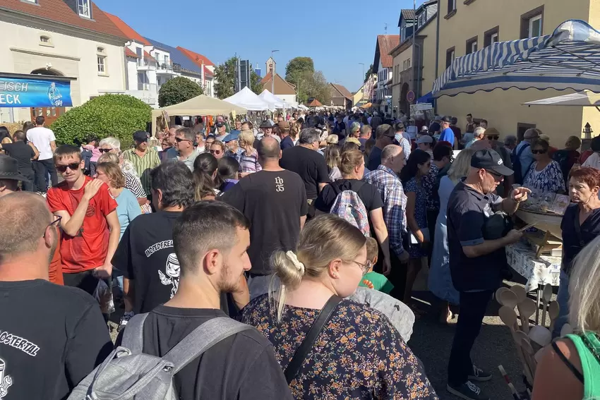 Wo sonst Autos fahren, bummelten am Wochenende die vielen Bauernmarkt-Besucher durch Konken.