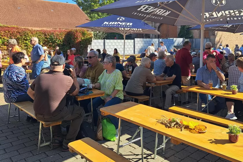 Besonders am Samstag waren – gut zu erkennen – Schattenplätze besonders begehrt, wie hier in der Nähe des Natur-Spielplatzes.