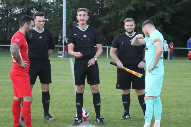 Schiri Jan Vincent Ritter (Mitte), Benjamin Fuchs (links) vom SV Steinwenden und der Pfeddersheimer Fabio Schmidt vor dem Anstoß