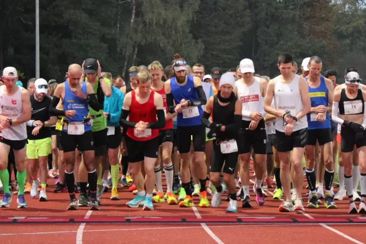 Der Startschuss zu einem langen Rennen. 100 Kilometer liegen vor den Läufern. Max Kirschbaum (in Blau, Mitte), schafft die Dista