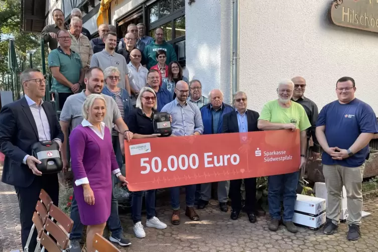 Die Sparkasse Südwestpfalz spendete Defibrillatoren im Wert von 50.000 Euro. 