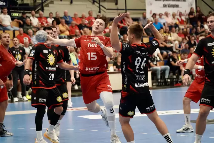 Fliegt jetzt für die Eulen Ludwigshafen: Nicolas Waldvogel (am Ball).