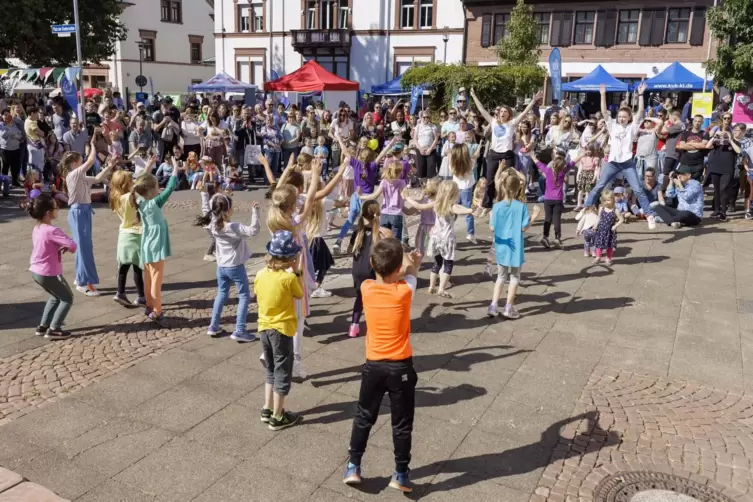 Tanzen, hüpfen und zusammen feiern: Das Kinderaltstadtfest bietet jede Menge Mitmachstationen.