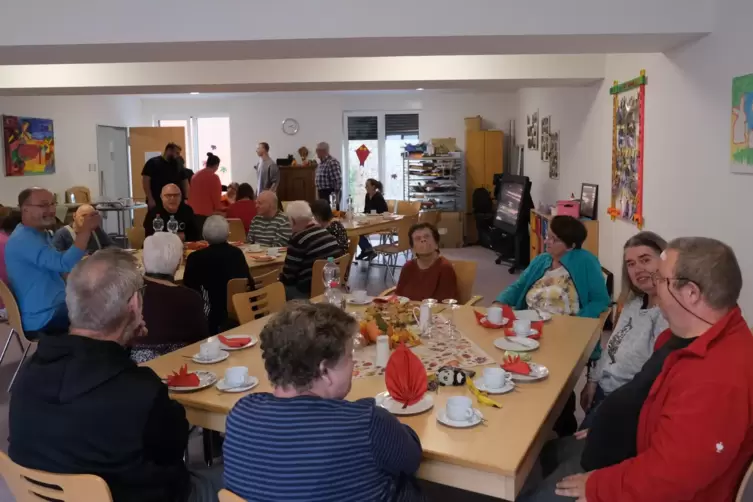 Das erste Seniorencafé in Kusel. Man erfreut sich an Kaffee, Kuchen und anderen Leckereien. 