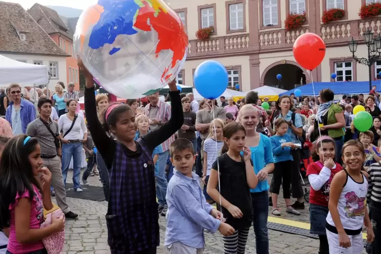 Beim Fest „Viele Kulturen – eine Stadt“ begegnen sich auf dem Neustadter Marktplatz jedes Jahr Ende September Menschen ganz unte