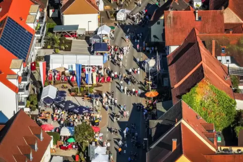 Die Konker Dorfmitte aus der Luft. Entlang der Hauptstraße sind die Verkaufs- und Infostände gut zu erkennen.