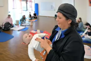 Speyer, Kurs Erste Hilfe für Babys in der Elternschule der Diakonissen, Leiterin Nicola Meyer zeigt wie Erste Hilfe richtig geht