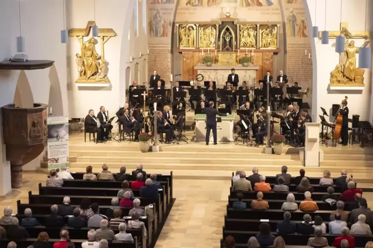 Begeisterte für den guten Zweck: das Landespolizeiorchester bei seinem Auftritt am Freitag in der Kirche Maria Schutz. 