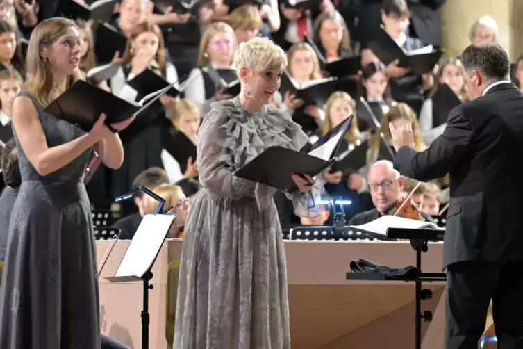 Katharina Persicke, Sopran (Mitte) und Elvira Bill, Alt, rechts Markus Melchiori.