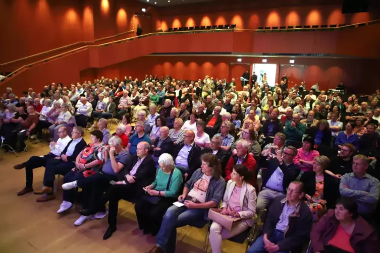 Die Festhalle – hier bei der RHEINPFALZ-Podiumsdiskussion zur Landratswahl –kann für knapp 900 Personen bestuhlt werden.