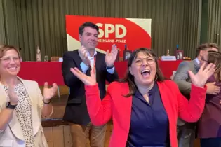 Yildiz Härtel freut sich: Sie ist die Kandidatin der Südpfalz-SPD die Bundestagswahlen 2025. Thomas Hitschler und Kathrin Flory