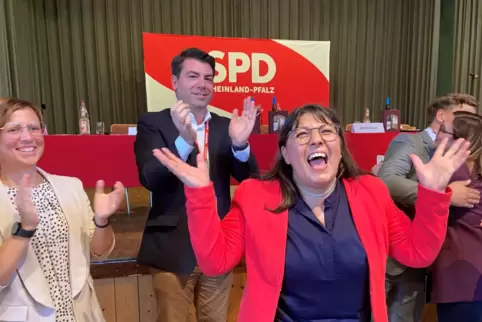 Yildiz Härtel freut sich: Sie ist die Kandidatin der Südpfalz-SPD die Bundestagswahlen 2025. Thomas Hitschler und Kathrin Flory 