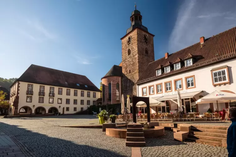 Der Platz vor dem Rathaus in Annweiler. 