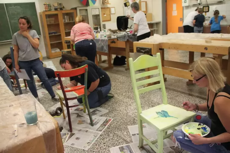 Stühle als Symbol für den eigenen Platz in der Gesellschaft: Kunstprojekt zur ersten Interkulturellen Woche in Grünstadt. 