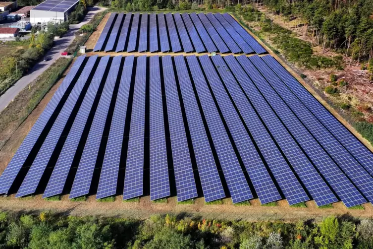 Eine Freiflächen-PV-Anlage bei Lingenfeld. 