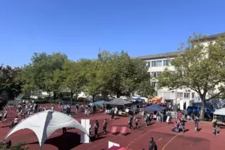 Tausende Besucher tummelten sich beim Kinderspieltag auf dem Schulhof des Pirmasenser Leibniz-Gymnasiums.