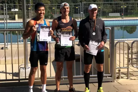 Malcolm Chua, Christian Schlipf und Raimund Kron (von links) freuen sich über ihren Erfolg beim Benefizlauf im Strandbad.