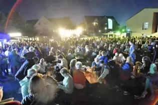 Proppenvoll war es am Samstagabend auf dem Bobenheim-Roxheimer Kerweplatz, als die Band Improved ihren Auftritt hatte.