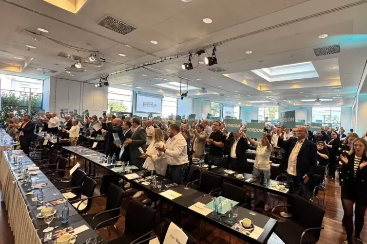 Zustimmung in Cadenabbia-Türkis: Delegierte des Parteitags feiern den neuen Vorsitzenden Gordon Schnieder mit Pappschildern.