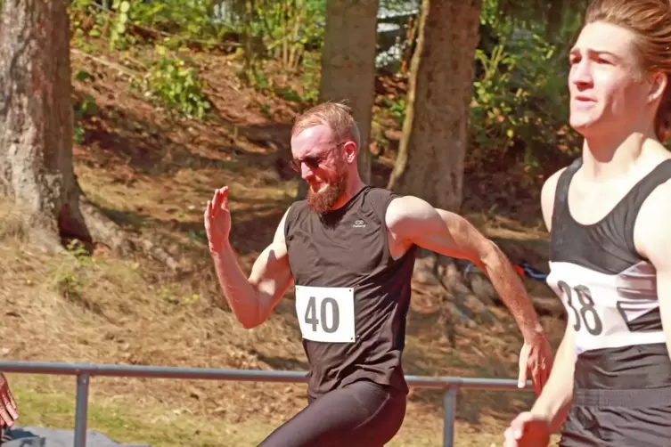 Deutscher Vizemeister im Achtkampf der M30: Bastian Merz vom TV Hauenstein (links), hier beim 100-Meter-Sprint im Stadion Spesba