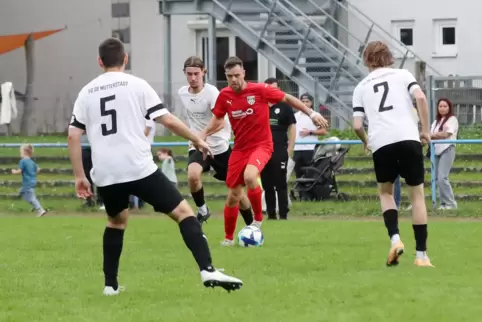 Allein gegen drei: Neuhofens Verteidiger Marek Striebiger.