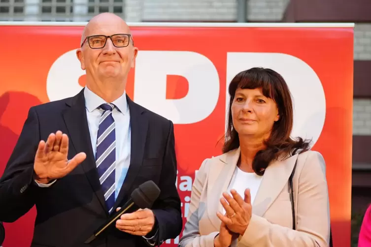 Dietmar Woidke, SPD-Ministerpräsident von Brandenburg (mit Ehefrau Susanne) hat die Landtagswahl gewonnen. 