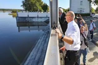 Woidke als Landesvater: Am Tag vor der Wahl ließ sich der Ministerpräsident in Frankfurt über die Hochwasserlage an der Oder inf