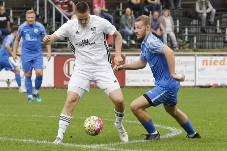  Torjäger Henrik Hillesheim (links), hier im Duell mit Paul Kopp vom SV Nanz-Dietschweiler, ging diesmal leer aus, dennoch gewan