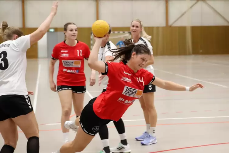 In allerbester Torlaune: Lina Bechtel (am Ball) von der HSG Lingenfeld/Schwegenheim gegen SV Bornheim.