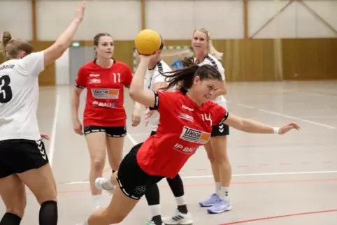 In allerbester Torlaune: Lina Bechtel (am Ball) von der HSG Lingenfeld/Schwegenheim gegen SV Bornheim.