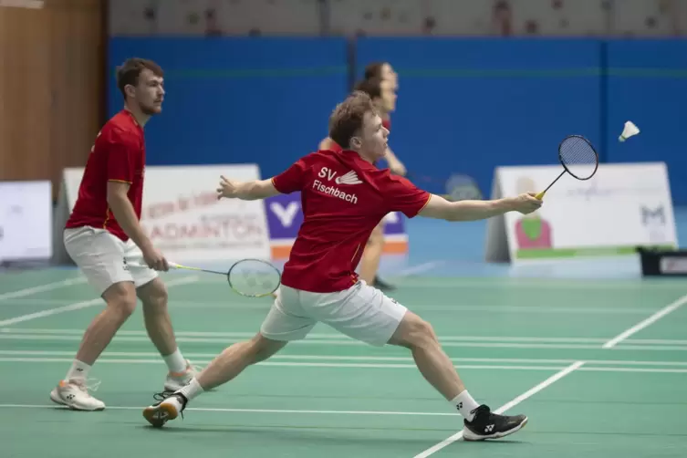 Matti-Lukka Bahro (links) und Simon Schenk vom SV Fischbach gewannen ihr Auftakt-Doppel gegen den Post SV Ludwigshafen in drei S