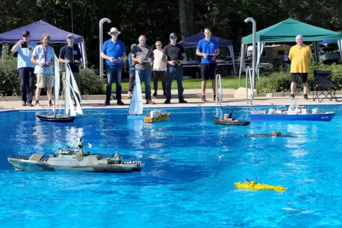 Was die Modellboote draufhaben, konnten die Besucher des Rodenbacher Freibads beim Schaufahren bestaunen. 