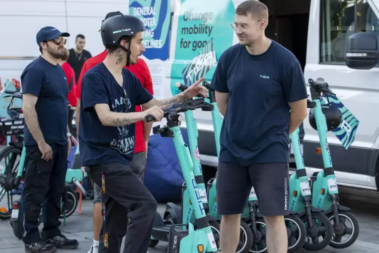 Fahrsicherheitstraining mit dem E-Scooter: Paul Weidner von der Firma Tier (rechts) gibt Stefan Wein Tipps. 