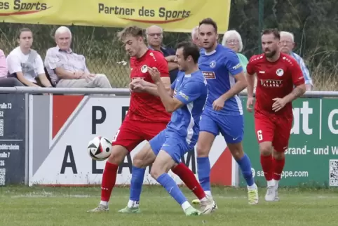 Felix Metzinger (links) verhalf mit seinen beiden Toren dem TuS Steinbach gegen die SG Eintracht Bad Kreuznach zu einem Punktgew