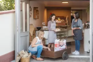 Die »Frechen Backweiber« mit der kleinen Lina (von links): Hannah Heckmann, Leonie Frech und Evi Frech.