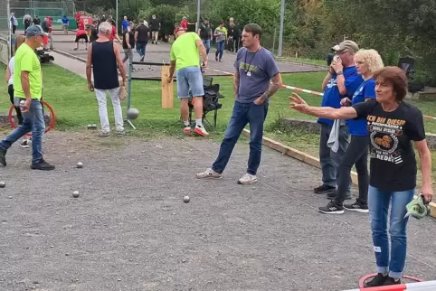 Auf insgesamt 24 Plätzen wurde am Wochenende in Mittelbach Boule gespielt, um dem Teilnehmer-Andrang bei den offenen Stadtmeiste