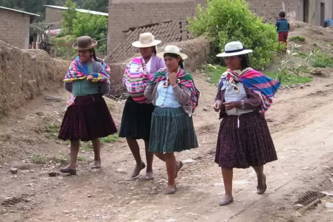 Frauen in Bolivien auf dem Weg zur Kirche: Schon seit mehr als zwei Jahrzehnten besteht der Kontakt des protestantischen Pfarram