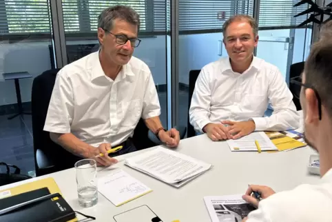 Der Vorsitzende Joachim Ohmer (l.) und Geschäftsführer des ADAC Pfalz Christian Weinkauff (r.) im Interview mit Reporter Maximil