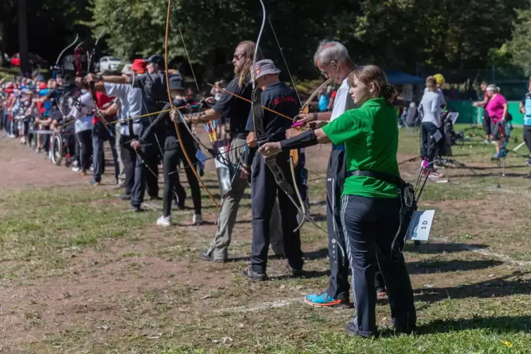 Lisa-Marie Ludwig (rechts in Grün, vom Ausrichter Edelweiß Schützen Hettenhausen) legt bei der zweiten Schießrunde der Jugend Bl