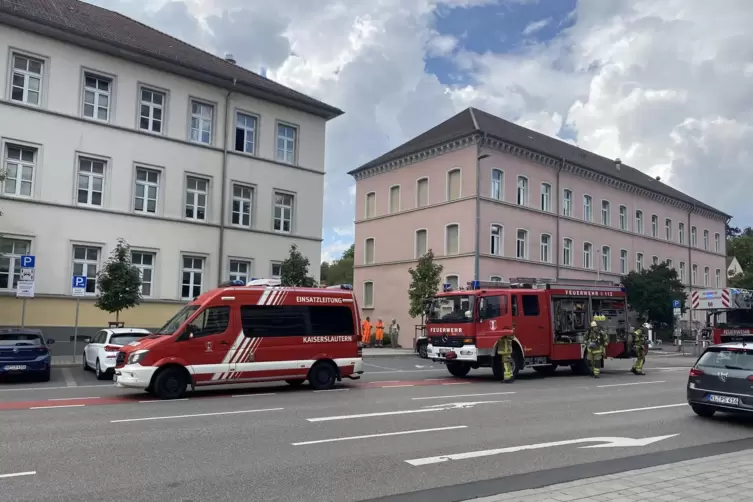 Bei einem Feueralarm im Kaiserslauterer Rathaus rückt ein Löschzug mit bis zu zwölf Wehrleuten aus – in vier Fahrzeugen. 