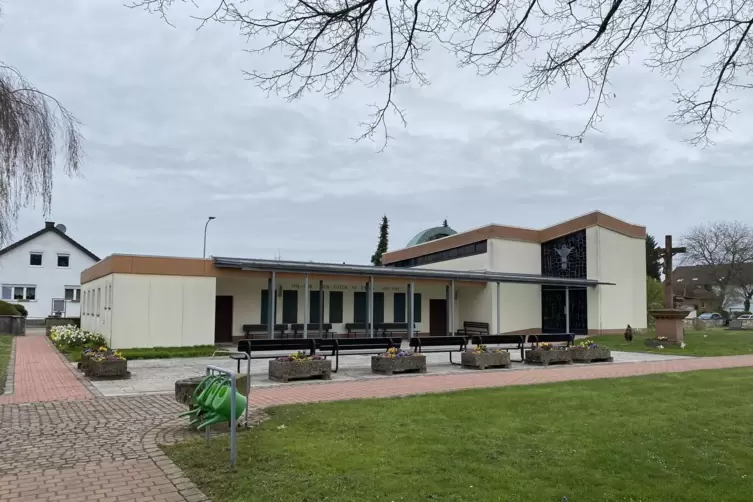 Die rund 60 Jahre alte Friedhofshalle soll saniert und teilweise neue gebaut werden.