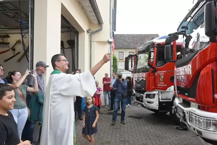 Pfarrer Thomas Diener bei der Fahrzeugsegnung.