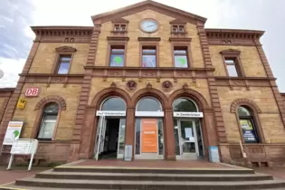 Das Bahnhofsgebäude gehört aktuell der M4 Holding mit Sitz in Engelstadt.