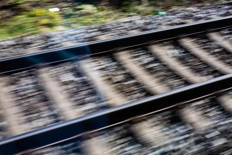 Bahnhofsgebäude sind aufs Abstellgleis geraten. 