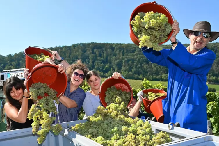  Mit großem Spaß im„Paradiesgarten“ dabei: (von links) Lina Ulrich aus Miami, die ehemalige deutsche Weinprinzessin Susanne Wint