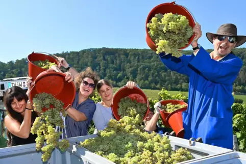  Mit großem Spaß im„Paradiesgarten“ dabei: (von links) Lina Ulrich aus Miami, die ehemalige deutsche Weinprinzessin Susanne Wint