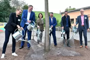 Zum Baustart wurde symbolisch eine Zerreiche gepflanzt.