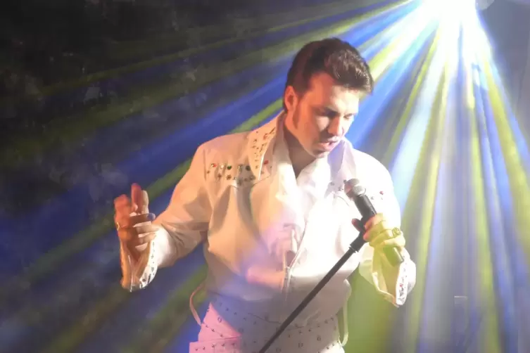 Verwaltungsmitarbeiter Mike Lemke als Elvis Presley. In diese Rolle schlüpfte der Bobenheim-Roxheimer Verwaltungsmitarbeiter, de