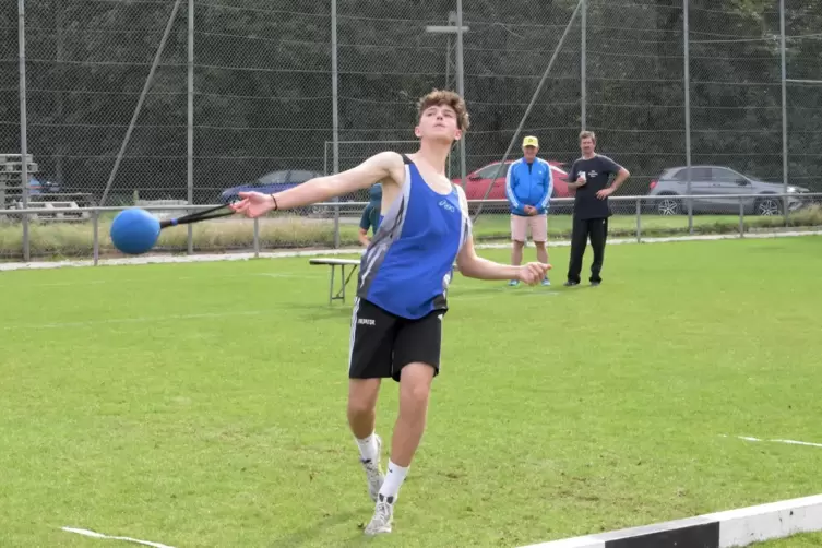 Jonas Krauß vom TPSV Enkenbach beim Schleuderballwurf. 