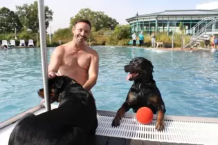 Michael Steinfeld aus Dannstadt-Schauernheim war mit den Rottweiler-Brüdern Hank (im Wasser mit Ball) und Carlos im Aquabella.